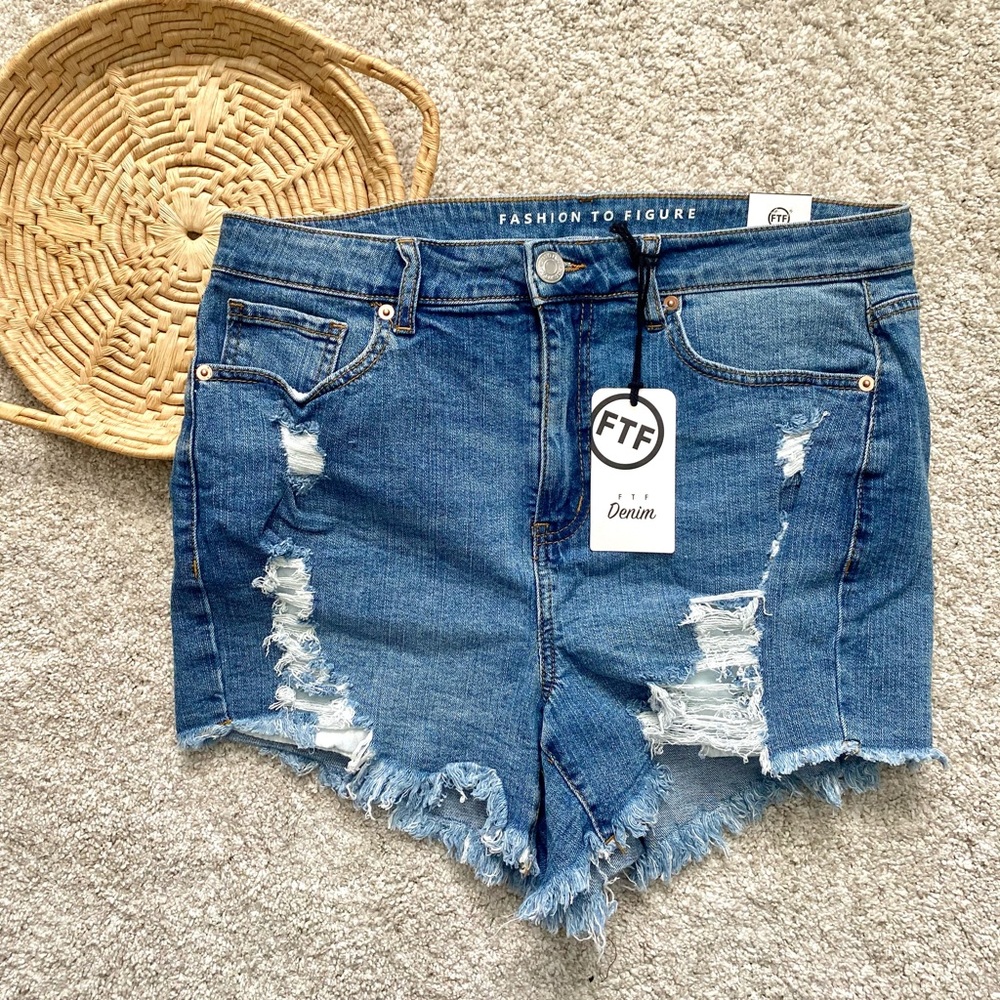 Fashion to Figure Destroyed Cutoff Raw Hem Denim Jean Shorts Size 14 NWT